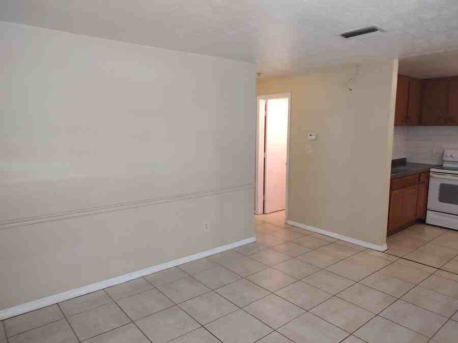 119 Lithia Pinecrest Rd Apt L #119L - Photo 4 of 11