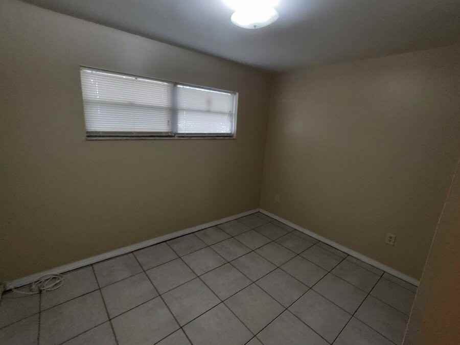 119 Lithia Pinecrest Rd Apt L #119L - Photo 7 of 11