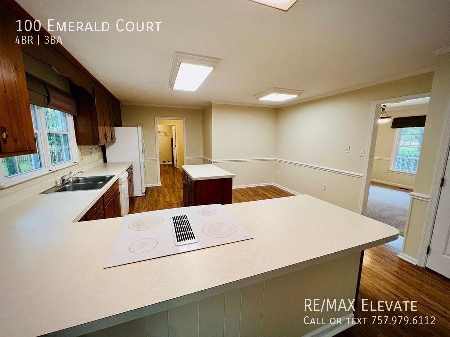 100 Emerald Ct - Photo 4 of 18