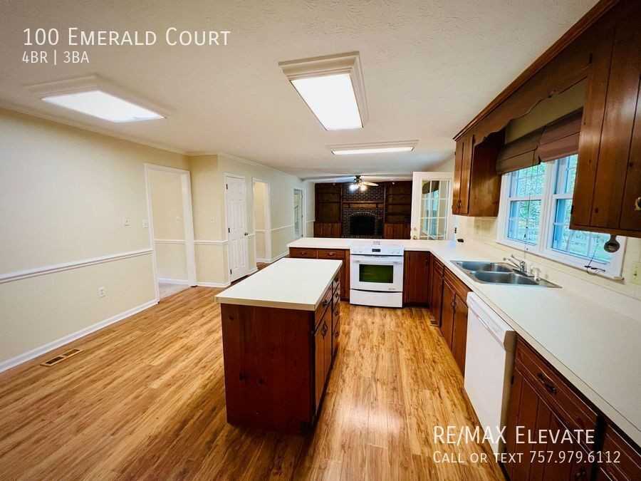 100 Emerald Ct - Photo 5 of 18