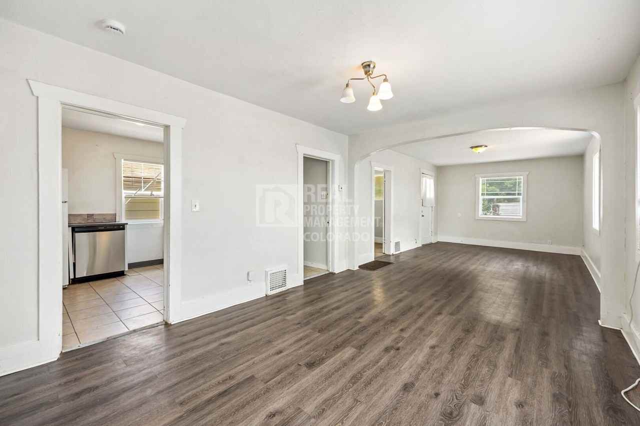 3059 S Lincoln St - Photo 4 of 19
