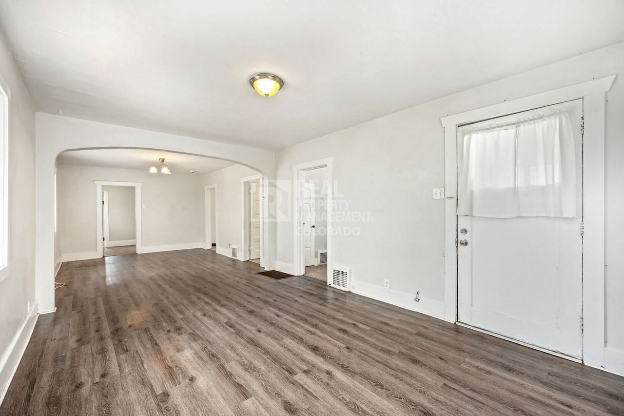 3059 S Lincoln St - Photo 5 of 19