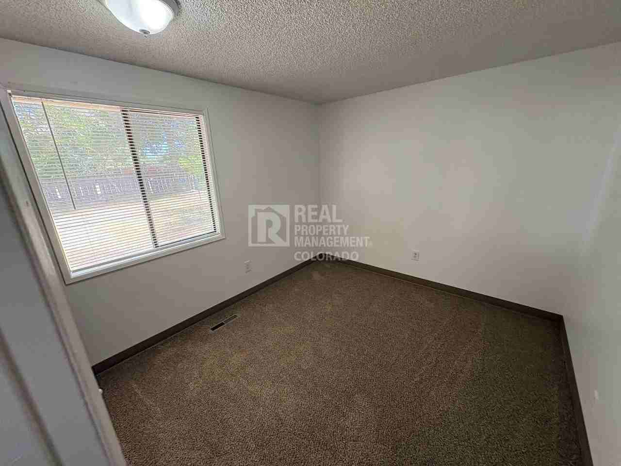 564 Jocelyn Dr - Photo 6 of 11