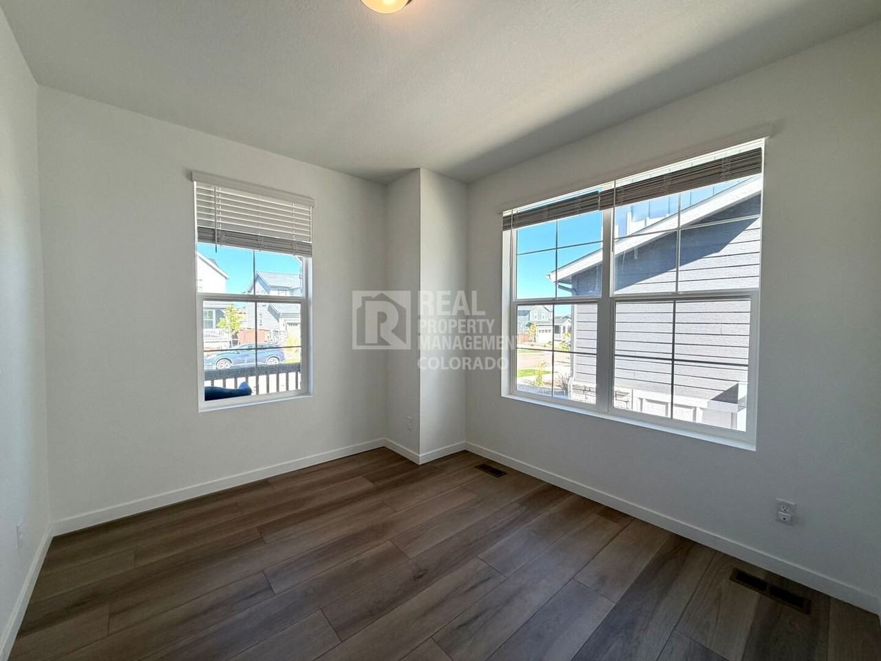 10976 Snowdon St - Photo 3 of 29