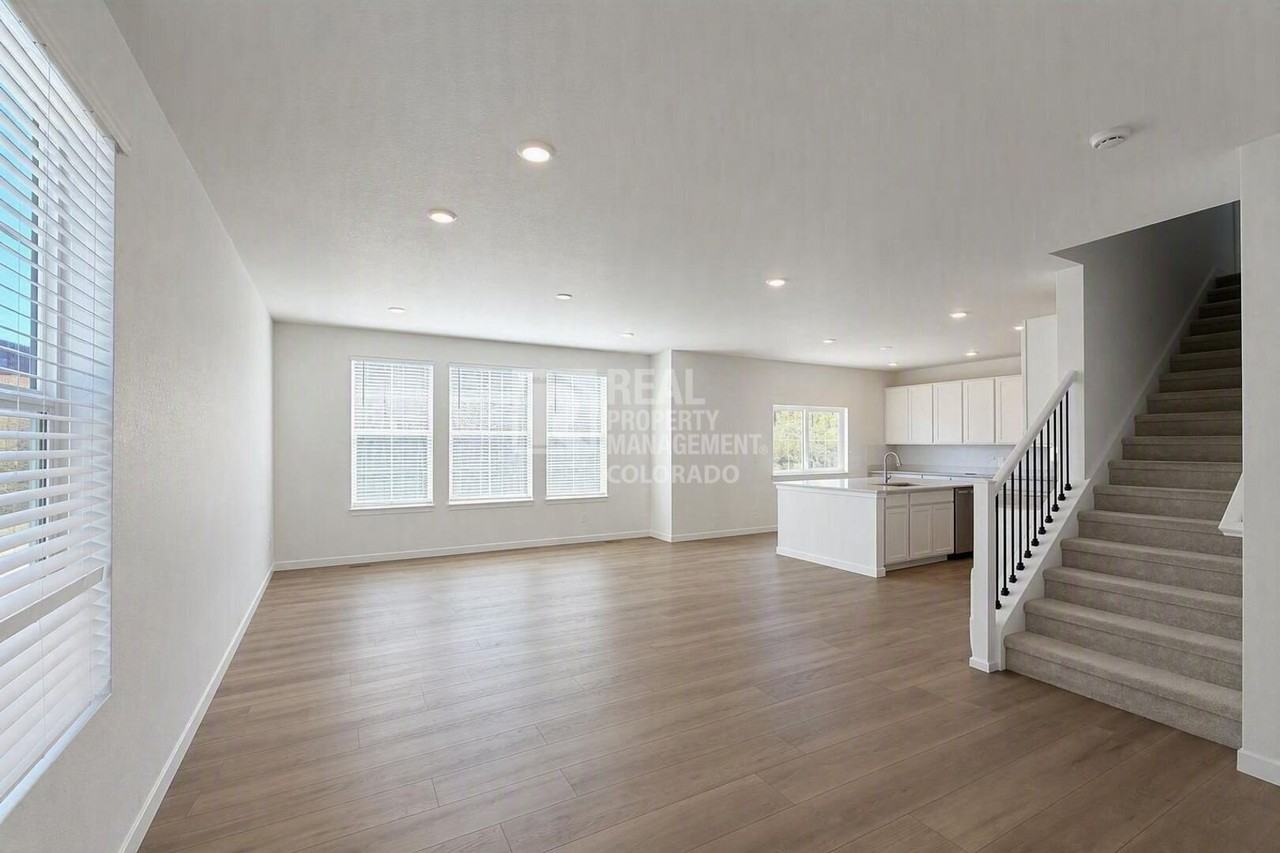 10976 Snowdon St - Photo 5 of 29