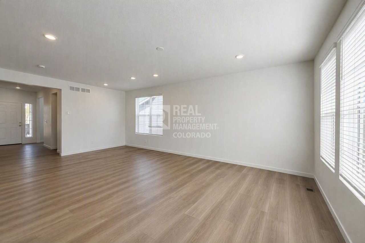 10976 Snowdon St - Photo 6 of 29
