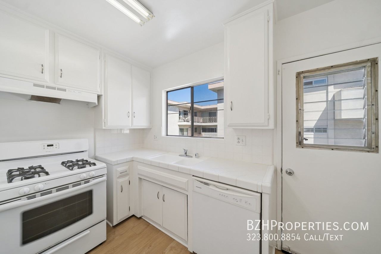 1050 S Wooster St #5 - Photo 6 of 17