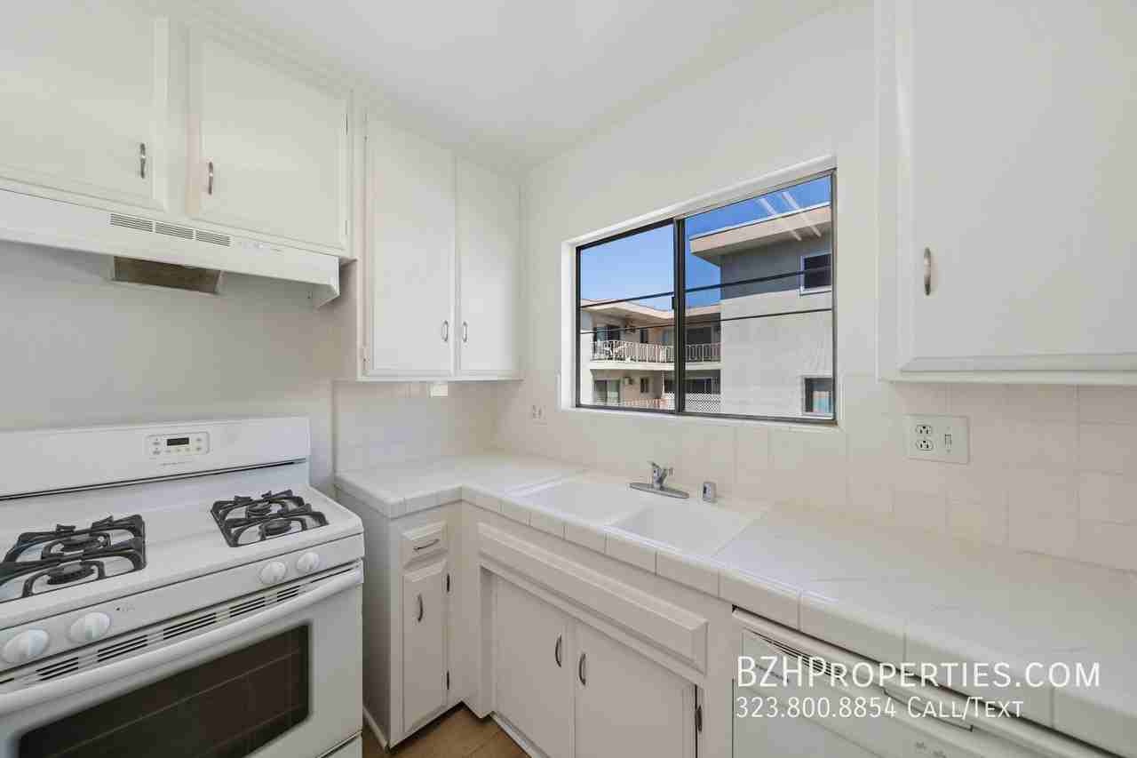 1050 S Wooster St #5 - Photo 7 of 17
