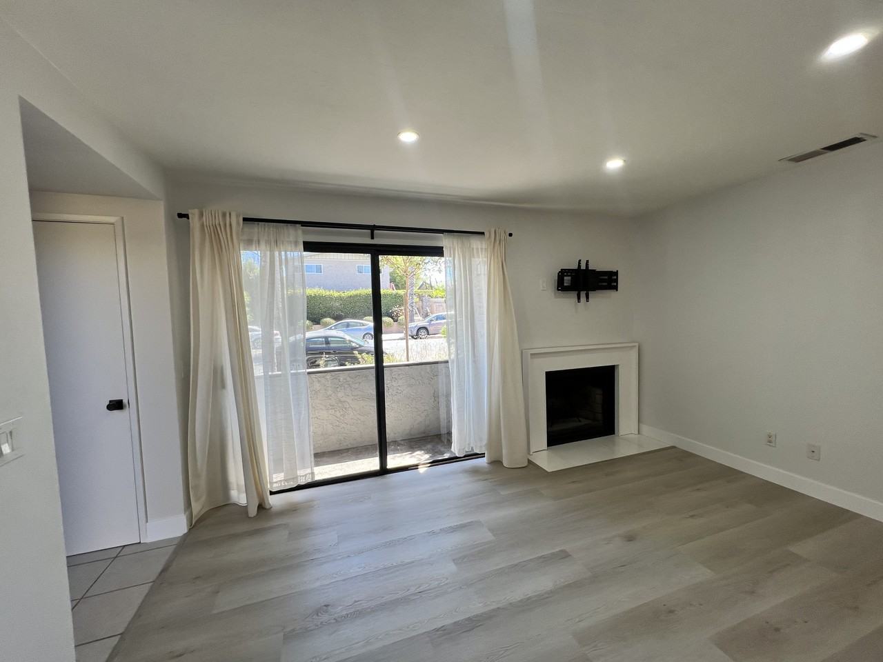 3784 Pershing Avenue - 1Unit 1 #1 - Photo 4 of 18