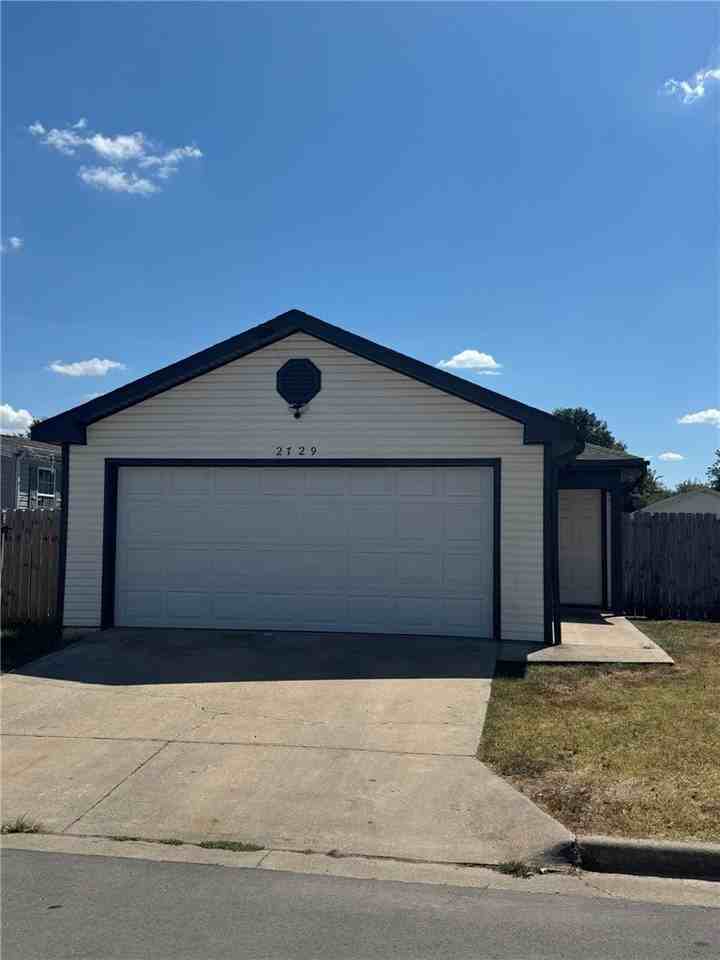 2729 Lenox Ct - Photo 2 of 17