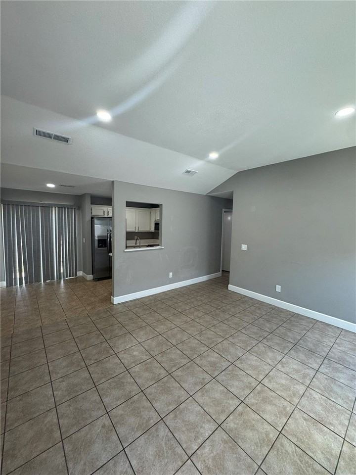 2729 Lenox Ct - Photo 3 of 17