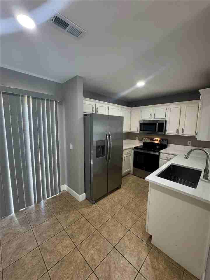 2729 Lenox Ct - Photo 4 of 17
