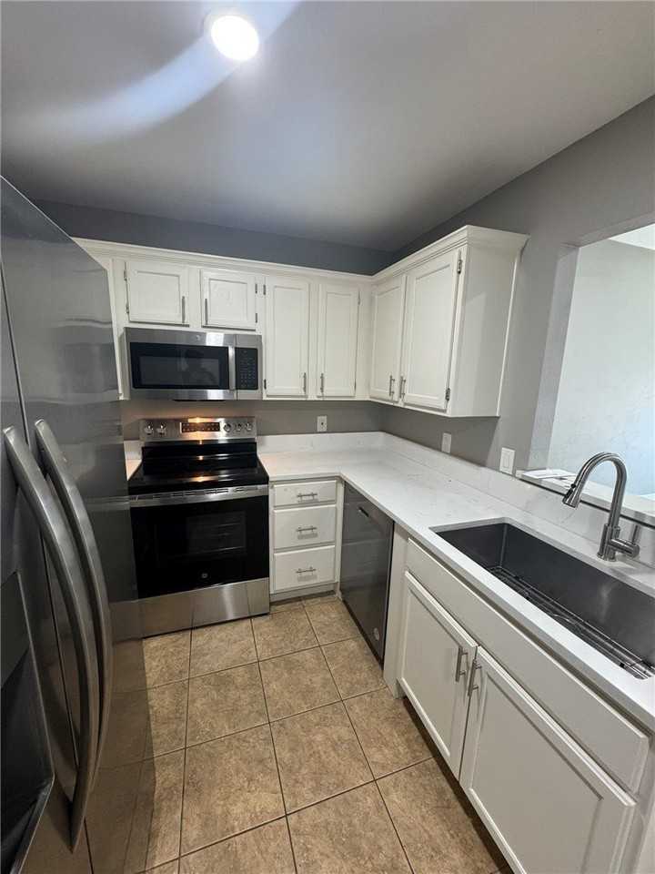 2729 Lenox Ct - Photo 5 of 17