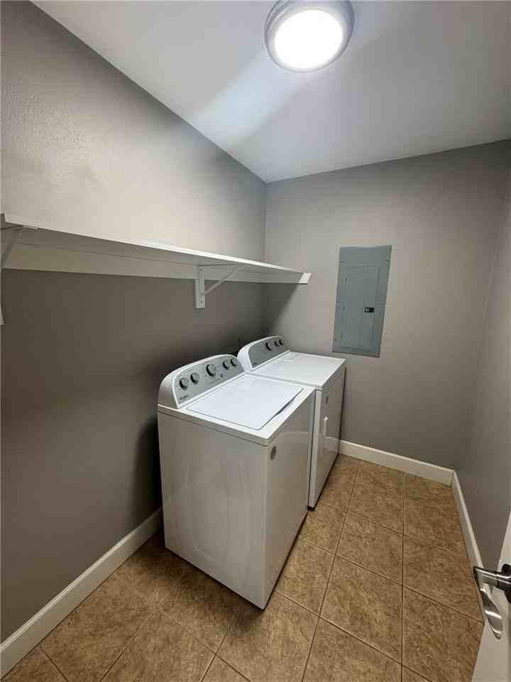 2729 Lenox Ct - Photo 6 of 17