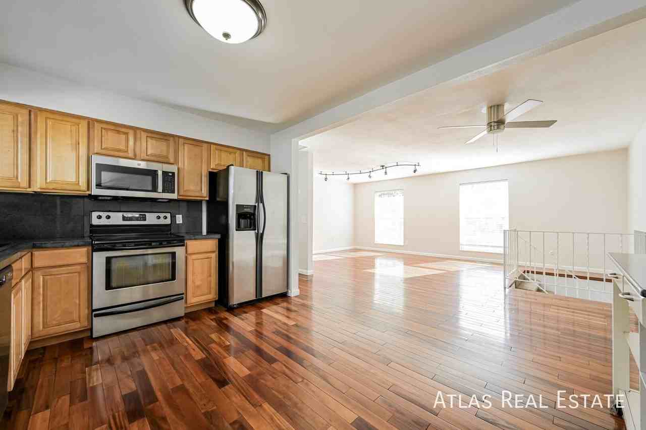 2617 S Lewiston St - Photo 2 of 23