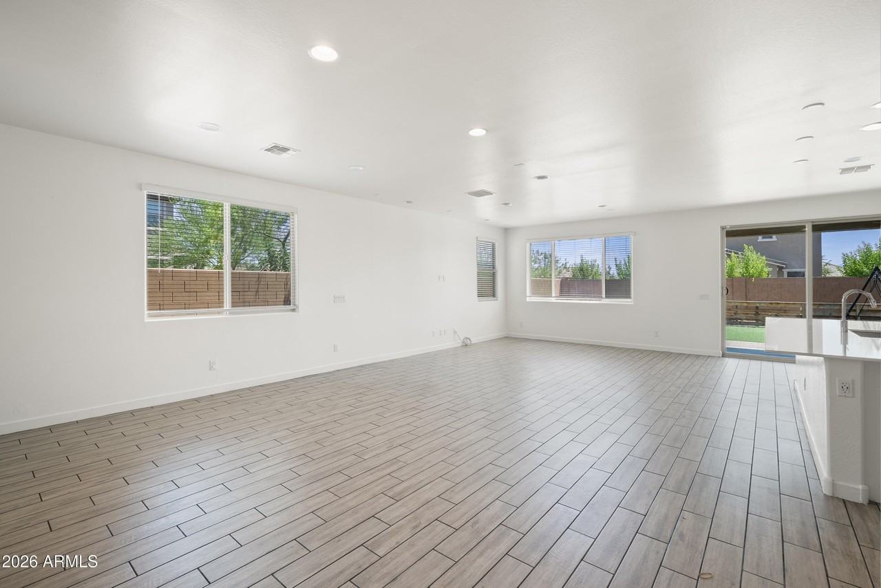 9207 W Sells Dr - Photo 6 of 12