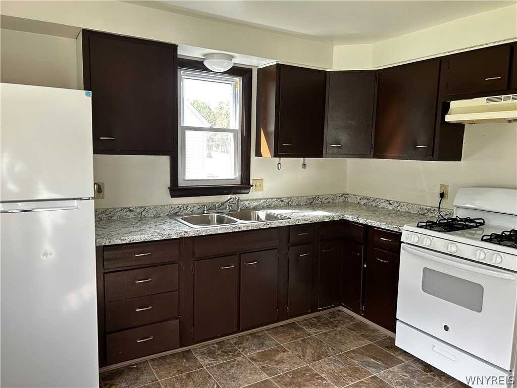3319 Mckinley Pkwy - Photo 2 of 11