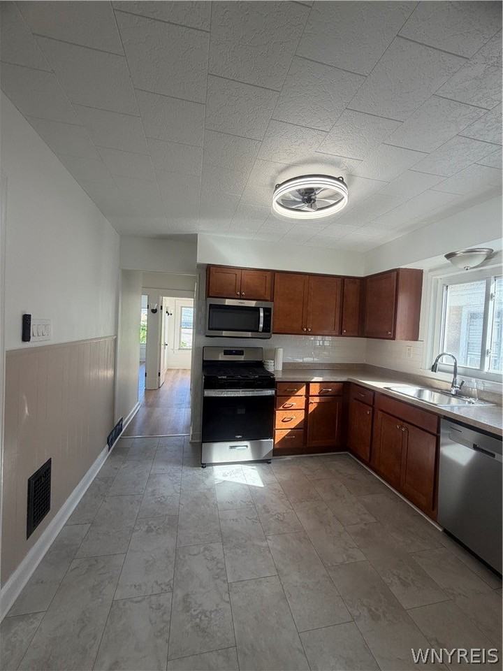 292 Hartwell Rd - Photo 4 of 24