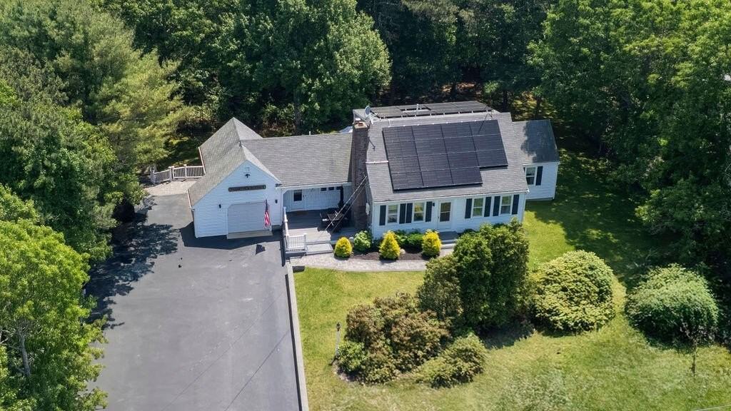327 N Falmouth Hwy - Photo 3 of 44