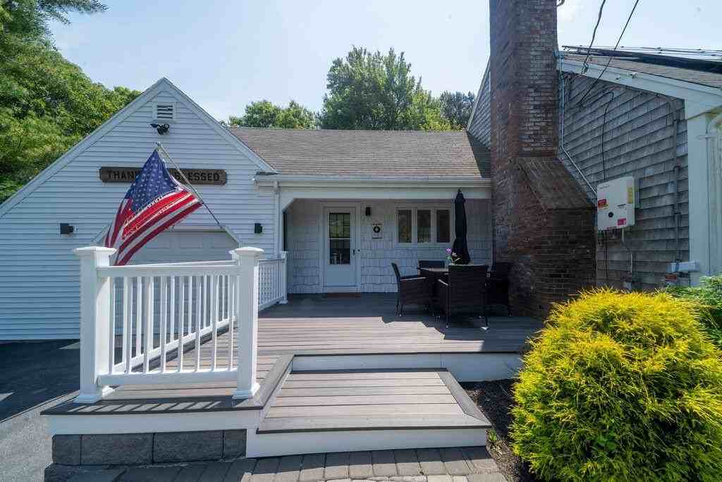327 N Falmouth Hwy - Photo 5 of 44