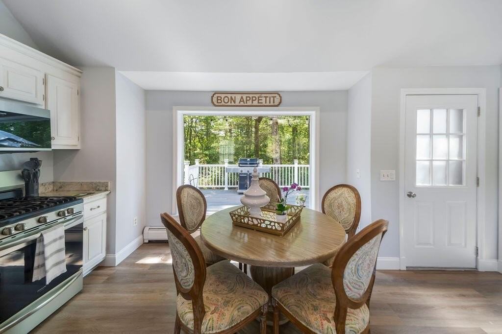 327 N Falmouth Hwy - Photo 6 of 44