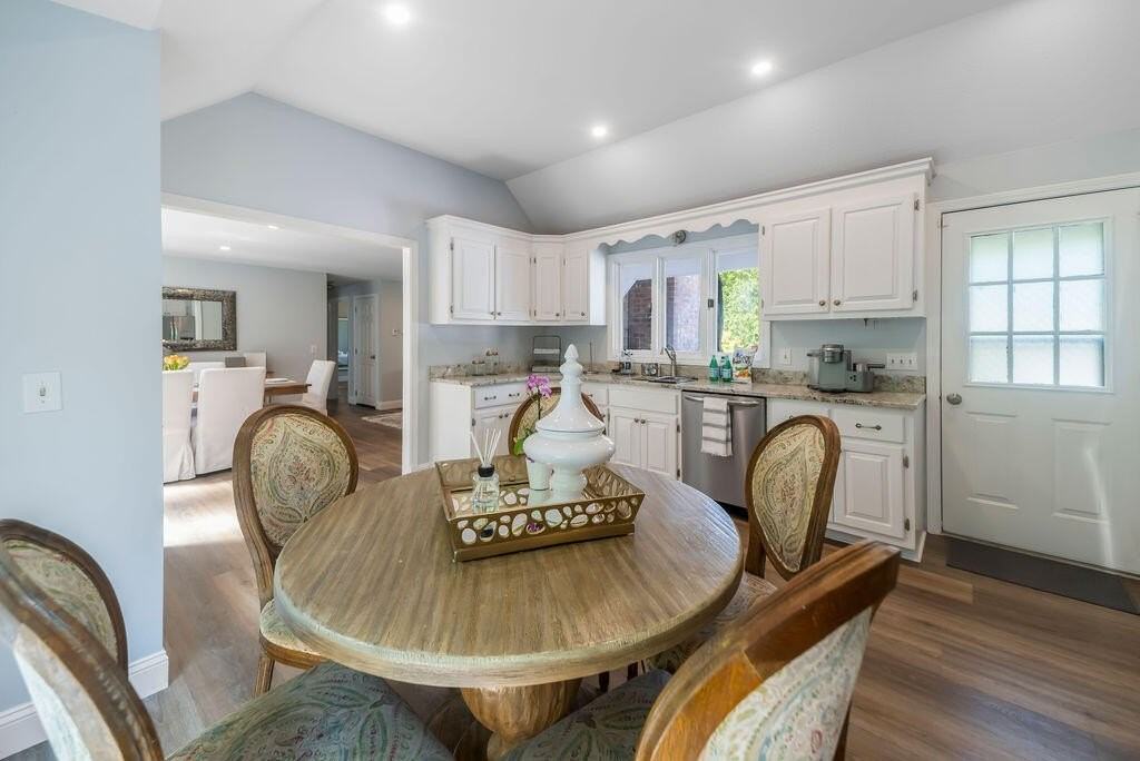 327 N Falmouth Hwy - Photo 7 of 44