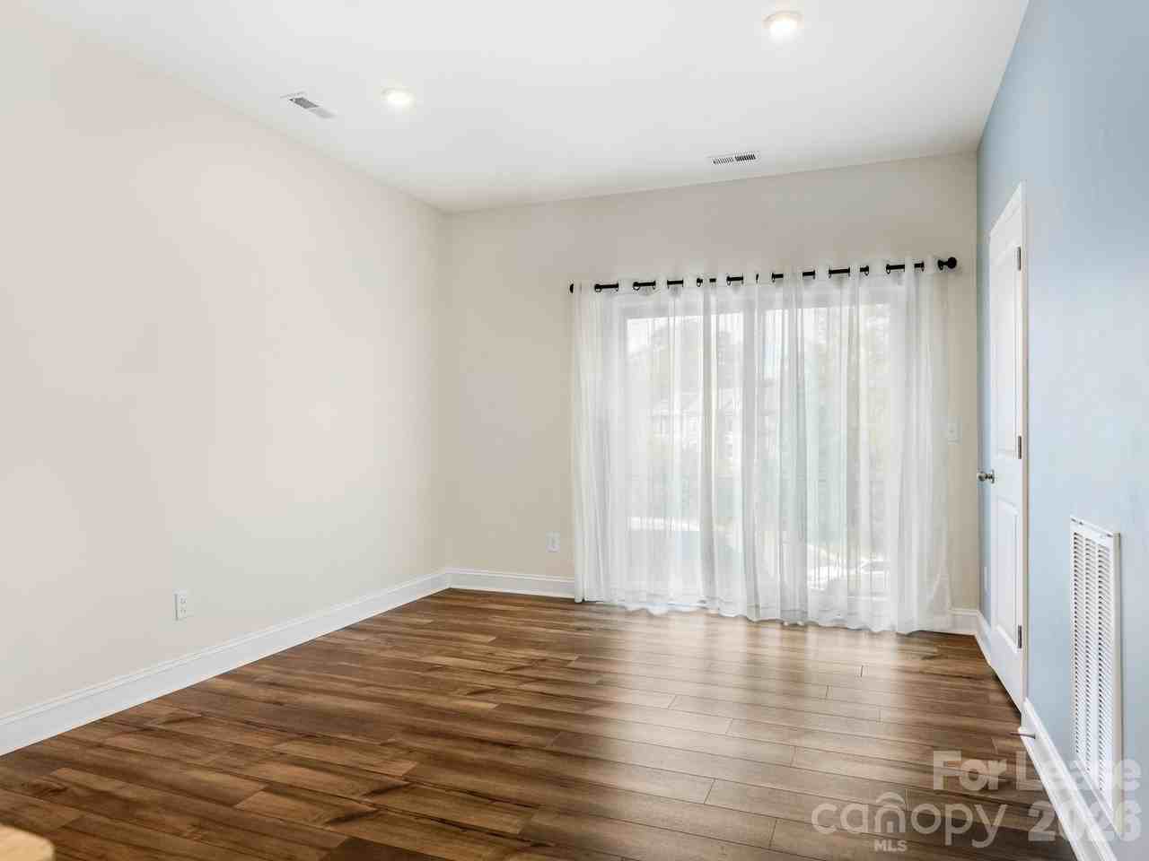 2915 W Trade St - Photo 5 of 24
