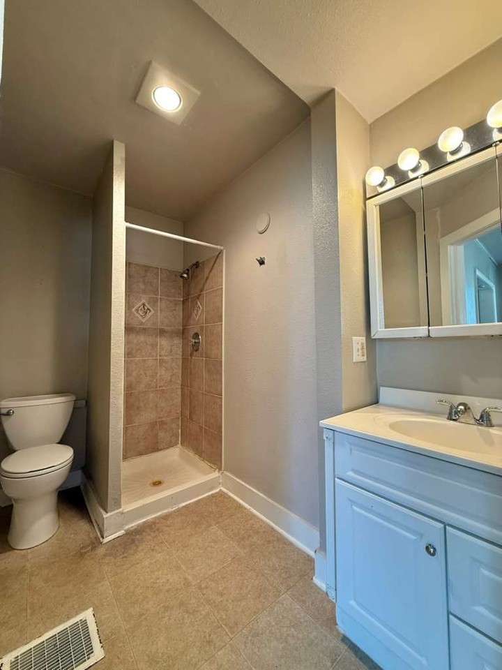 176 S Chestnut St #1 - Photo 3 of 3
