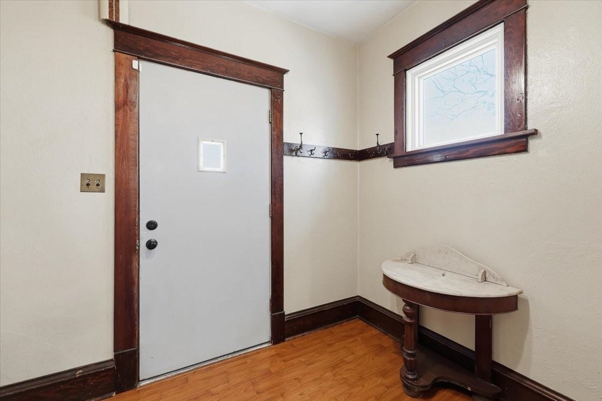 1903 E Glass Ave - Photo 3 of 33