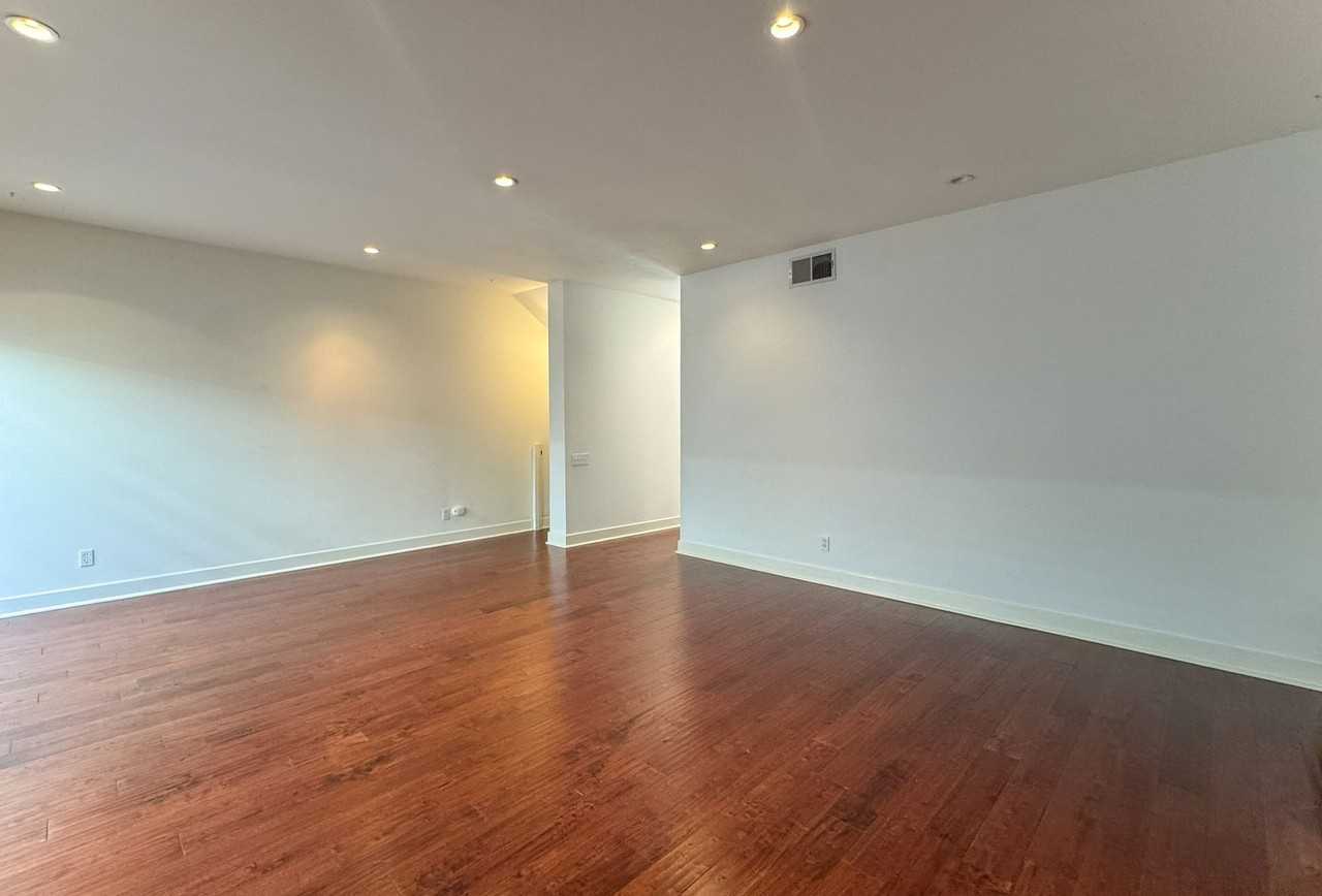 916 15th St #7 - Photo 5 of 19
