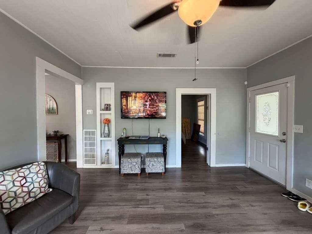 702 Green St - Photo 4 of 21