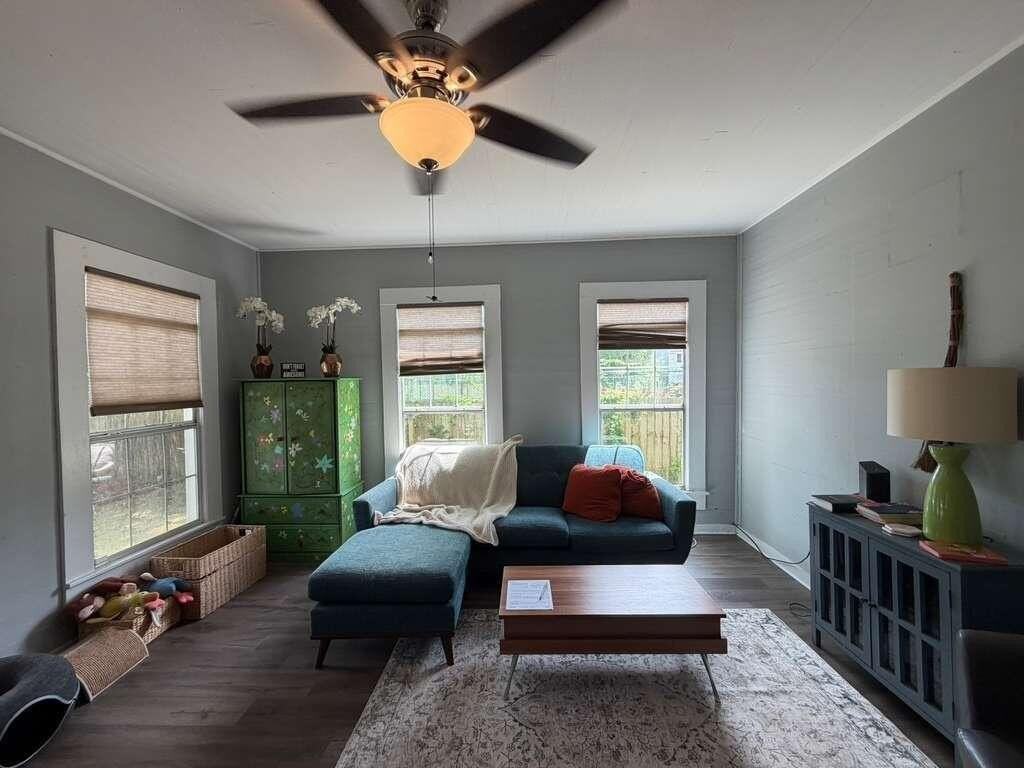 702 Green St - Photo 6 of 21