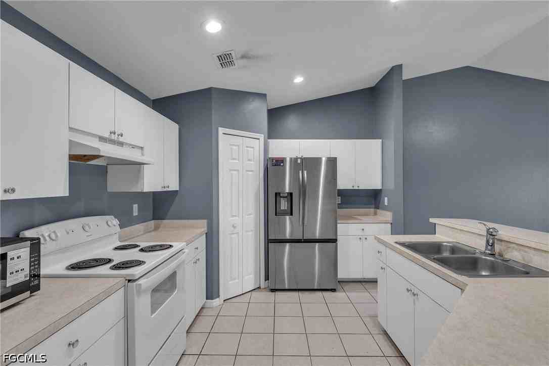 1247 Se 6th St - Photo 5 of 31