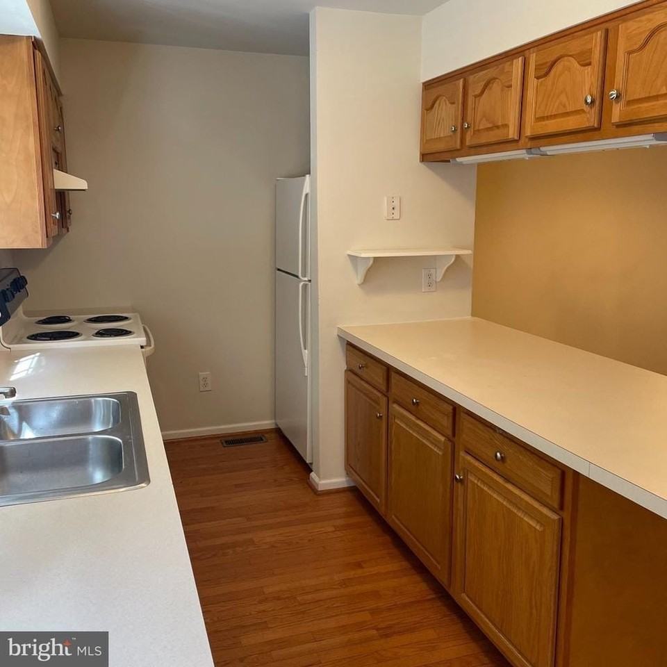 248 Parker Ave - Photo 5 of 9