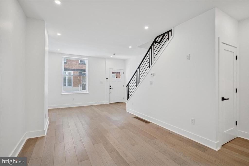1512 N Newkirk St - Photo 4 of 15