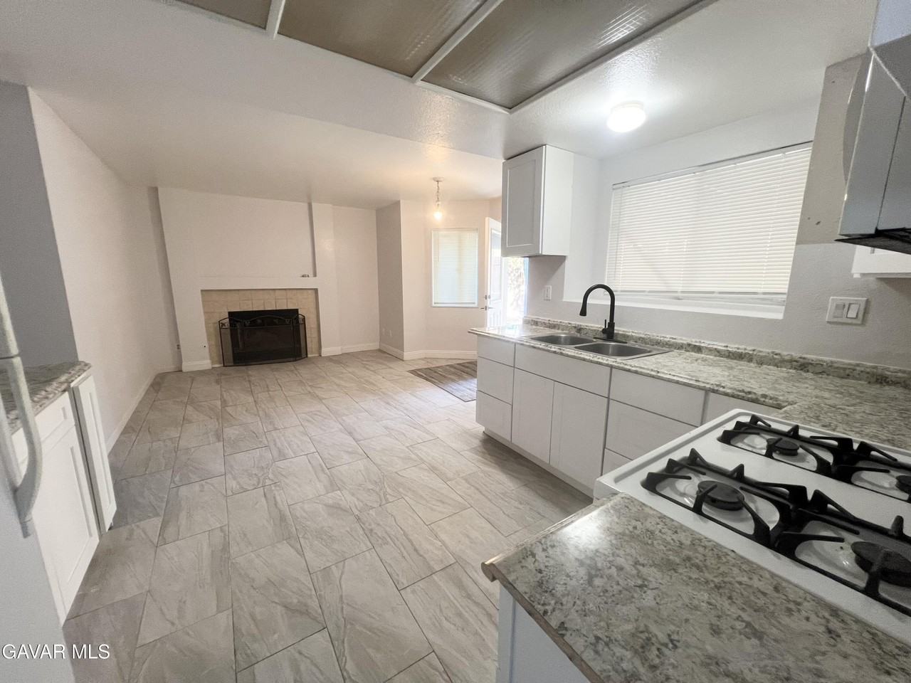 2634 Avoca St - Photo 4 of 22