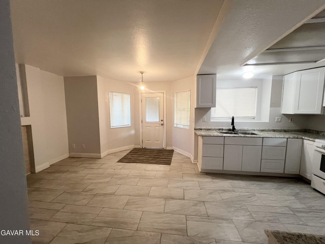 2634 Avoca St - Photo 5 of 22