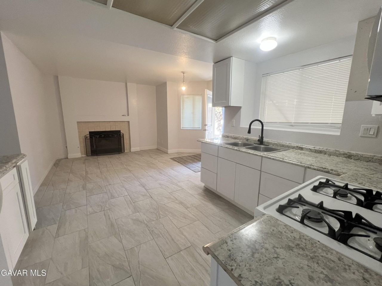 2634 Avoca St - Photo 6 of 22