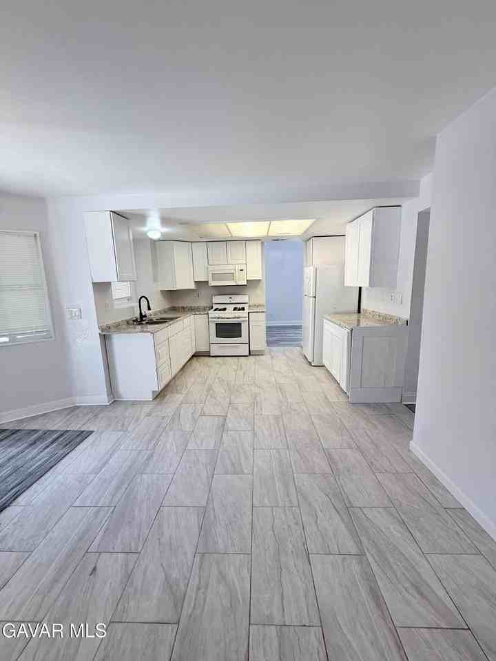2634 Avoca St - Photo 7 of 22
