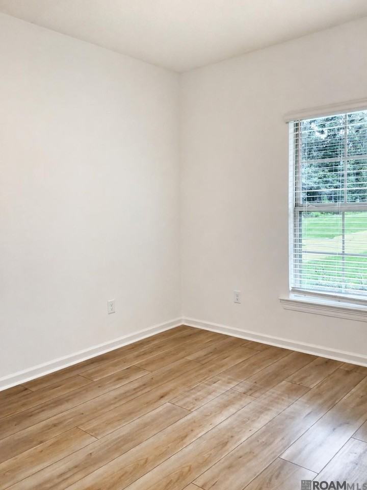 23668 Sweetbriar Ct - Photo 4 of 10