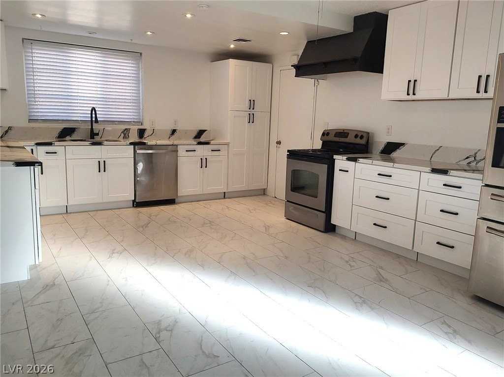 2005 E Oakey Blvd - Photo 2 of 18