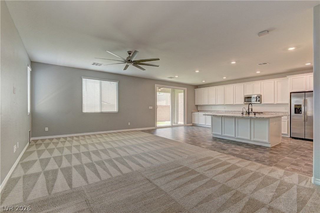 10819 Far Country Ave - Photo 5 of 27