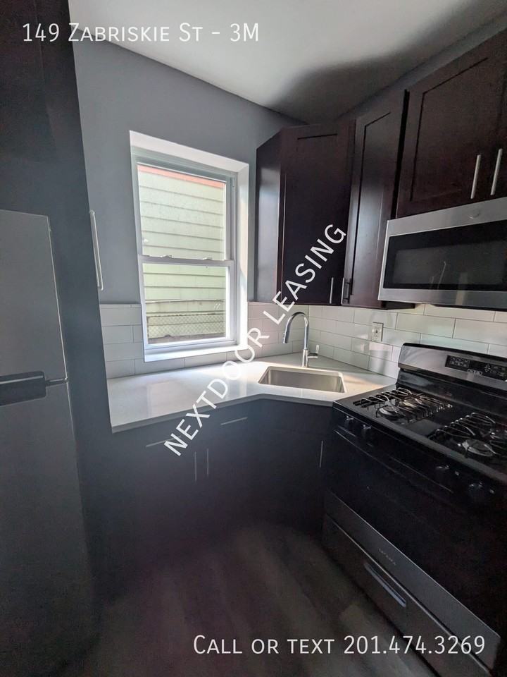 149 Zabriskie St #3M - Photo 2 of 6