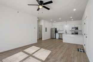 304 Parkview Dr #304 - Photo 1 of 1