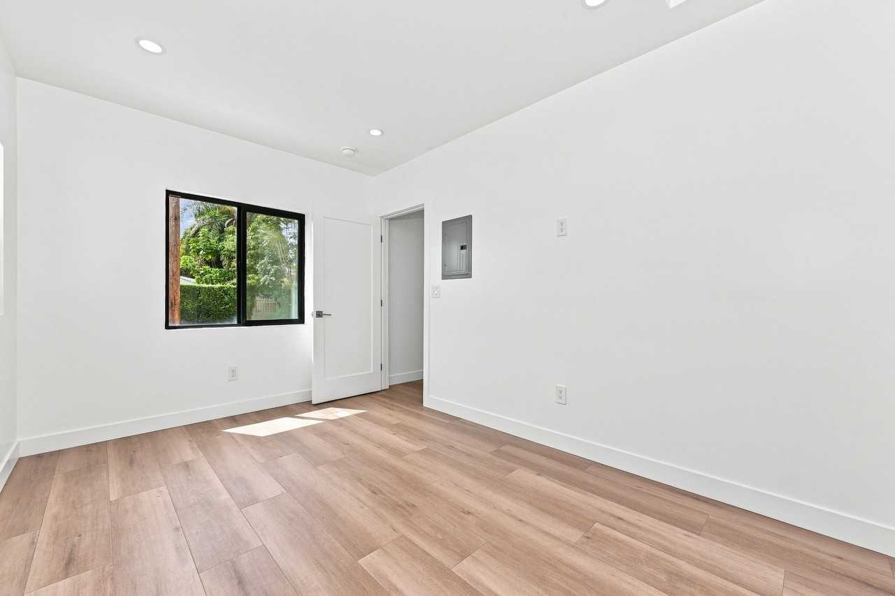 18743 Covello St - Photo 4 of 8