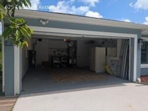 625 Coconut Ave N - Photo 2 of 40
