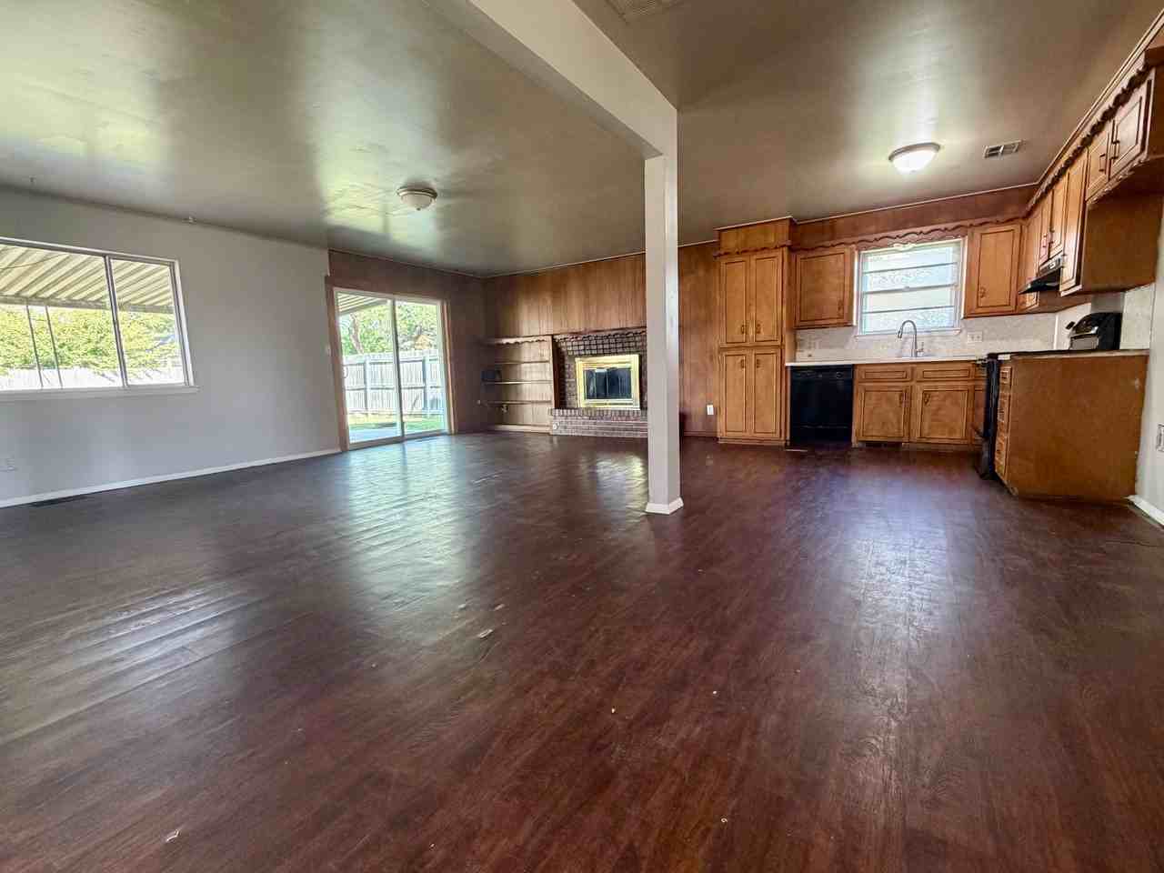 2402 S Hickory Ave - Photo 2 of 11