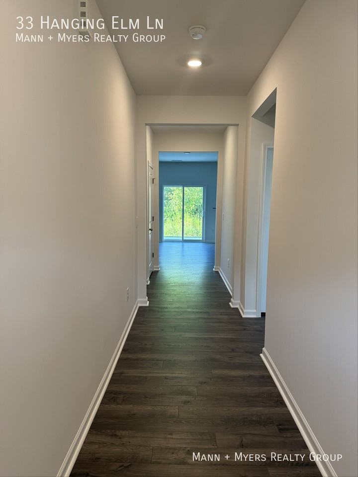 33 Hanging Elm Ln - Photo 2 of 26