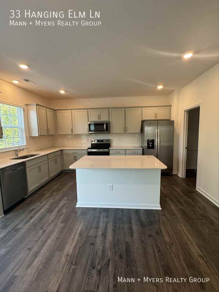 33 Hanging Elm Ln - Photo 3 of 26