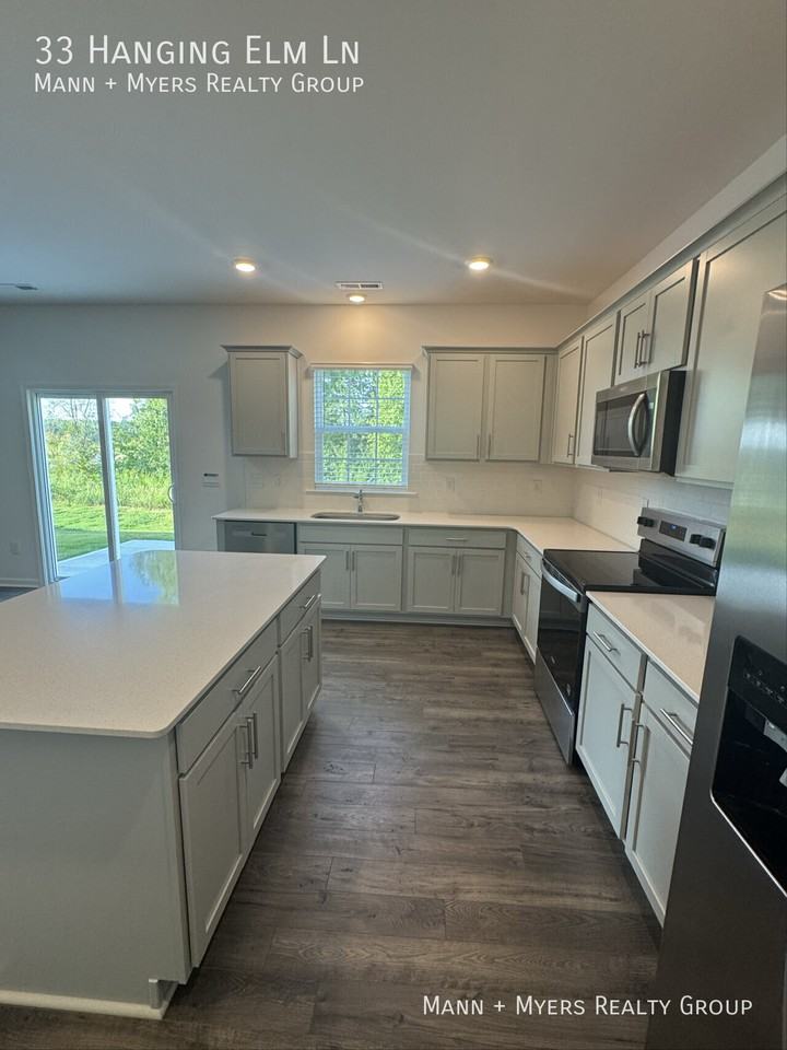 33 Hanging Elm Ln - Photo 4 of 26